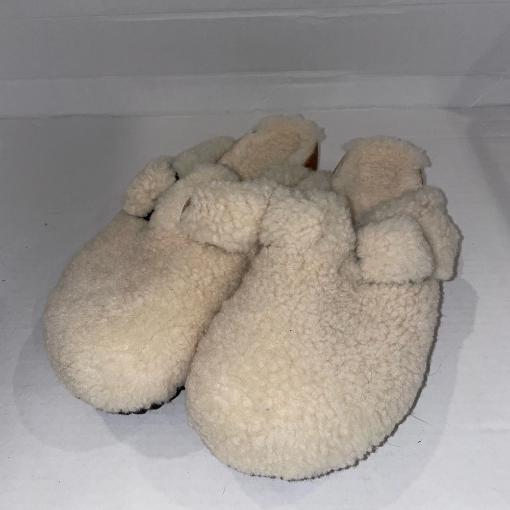 Boston Big buckle shearling clog